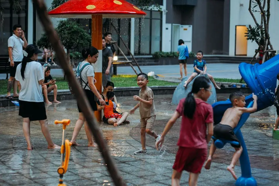 Community at RUSTOMJEE ANDHERI EAST REDEVELOPMENT, Om Nagar, Mumbai